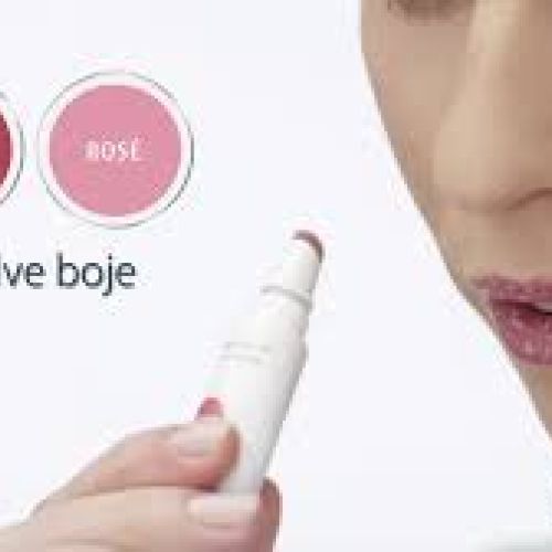 PharmaHyaluron Lip booster ROSE 7ml sa kombinacijom hijaluronske kiseline i lipida koji neguju čini da usne imaju veći volumen.