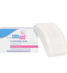 SebaMed baby sapun, 100g, blago čisti osetljivu dečju kožu, čineći je glatkom i mekom, umanjujući rizik suvoće i iritacije. Jača otpornost osetljive dečje kože. 