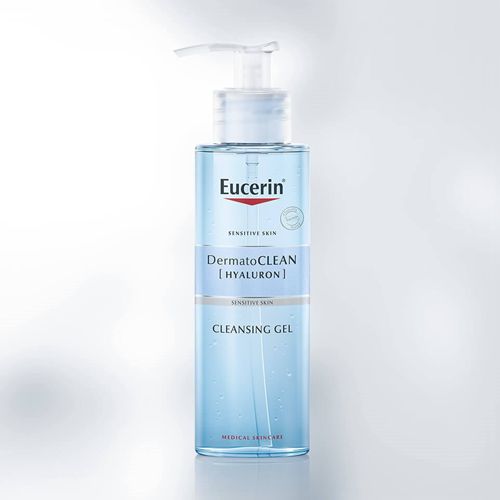 Eucerin DermatoCLEAN 200ml osvežavajući gel za negu i čišćenje namenjen za normalnu i kombinovanu osetljivu kožu lica.Uklanja nečistoću i šminku, ne isušuje kožu