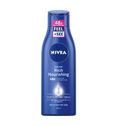 Nivea mleko za telo Rich Nourishing 250ml sa bademovim uljem, intenzino hrani i hidrira suvu i veoma suvu kožu tela. Pruža 48 sati intezivne hidratacije.