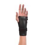 Mueller ortoza za ručni zglob u univezralnoj veličini namenjena za podupiranje zgloba na ruci. Umanjuje bol,daje podršku  i smanjuje opterećenje na ručni zglob.
