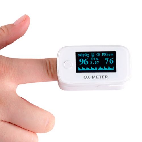 Pulsni oksimetar YM301 od proizvođača R&B medical na prstu za merenje saturacije u krvi.