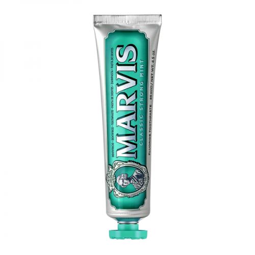 Marvis Classic Strong Mint pasta za zube pomaže u sprečavanju nastanka karijesa, zubnog kamenca i plaka. Obogaćena je ksilitolom i fluoridom.