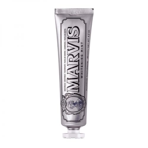 Marvis Whitening Mint pasta za zube pomaže u sprečavanju nastanka karijesa, zubnog kamenca i plaka. Izbeljuje zube. Obogaćena je ksilitolom i fluoridom.