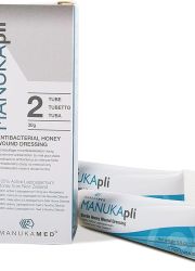 MANUKApli je antibakterijska obloga za rane od 100% aktivnog Manuka meda. Za zarastanje rana različite vrste, opekotine, ogrebotine, razderotine, ulkuse.