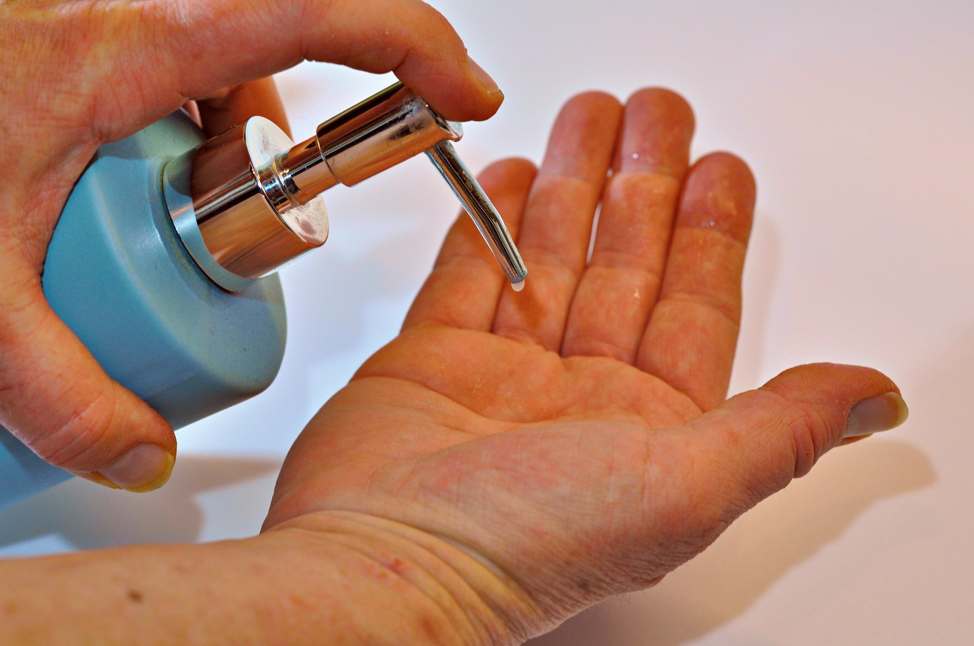 Kako pravilno prati ruke sapunom i vodom, a kako obaviti higijenu ruku sredstvom na bazi alkohola?