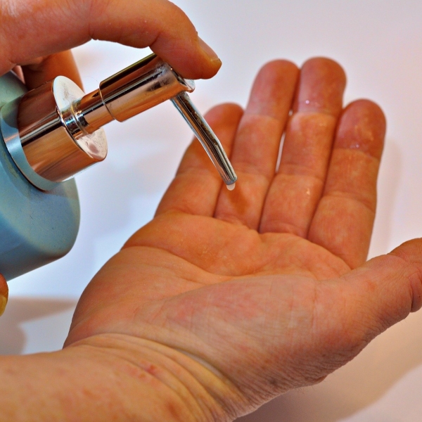Kako pravilno prati ruke sapunom i vodom, a kako obaviti higijenu ruku sredstvom na bazi alkohola?
